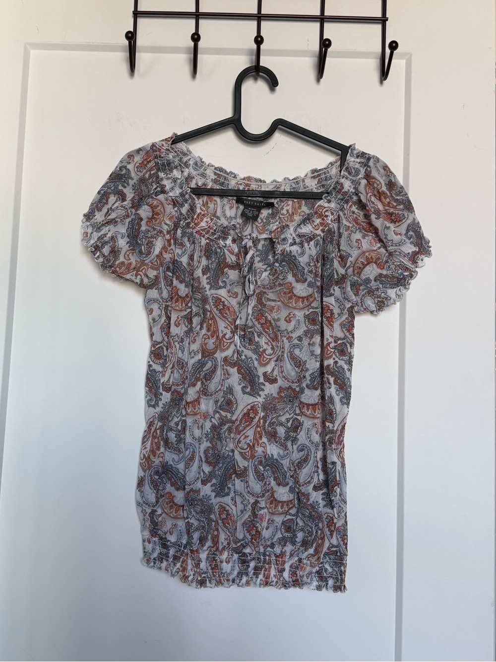 Suzy Shier White Paisley Puff Sleeve Top with Rust and Gray Print